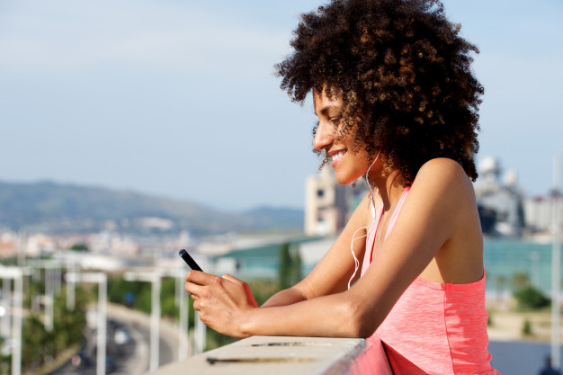 side-portrait-of-young-woman-with-headphones-outside-holding-mobile-phone_33839-9953 side-portrait-of-young-woman-with-headphones-outside-holding-mobile-phone_33839-9953